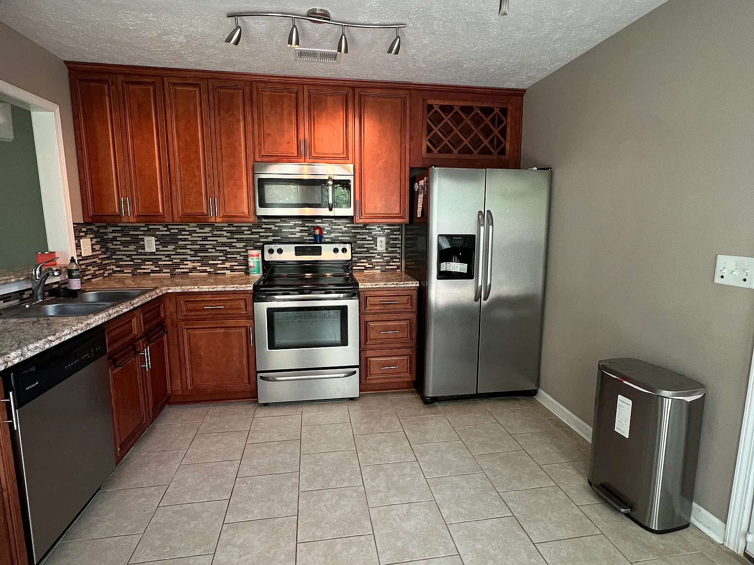 3 bed, 972 sqft, $1,500 — Photo 4
