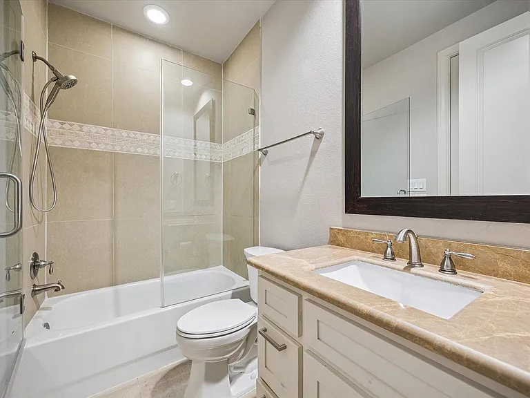 2048 Fannin Sta S — Photo 6