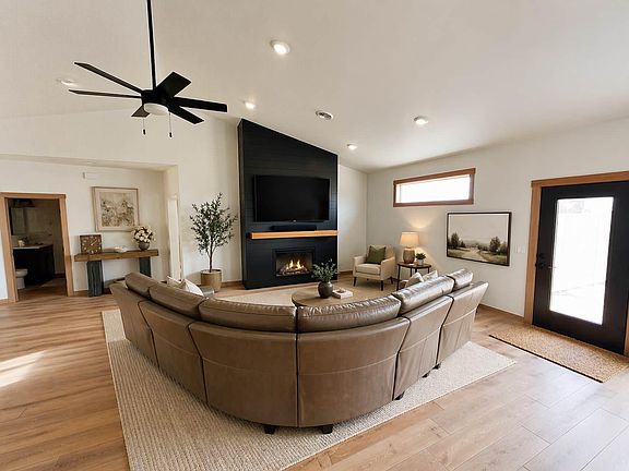 5th image of 215 Emma Ct