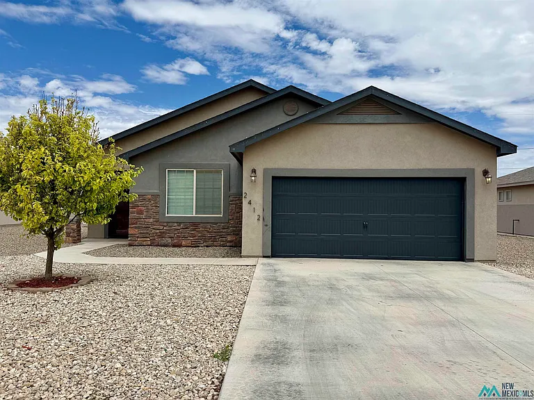 2412 W Briscoe Ave — Photo 1