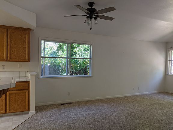 Dining area, between living area (to right) and kitchen.