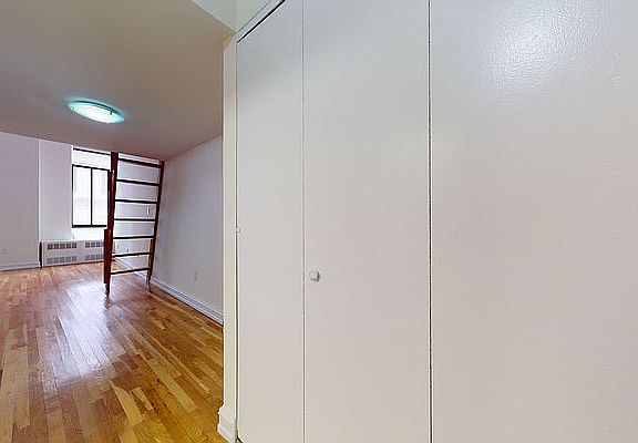 3rd image of 1 Astor Pl APT 3h