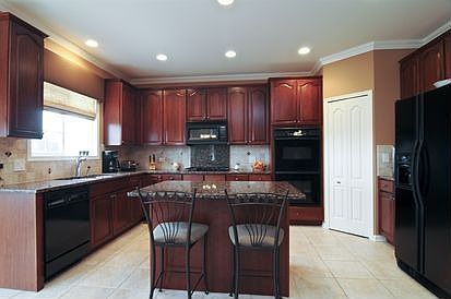 4th image of 823 Longwood Dr