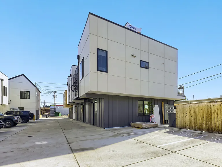 1923 W Elk Pl #2 — Photo 3