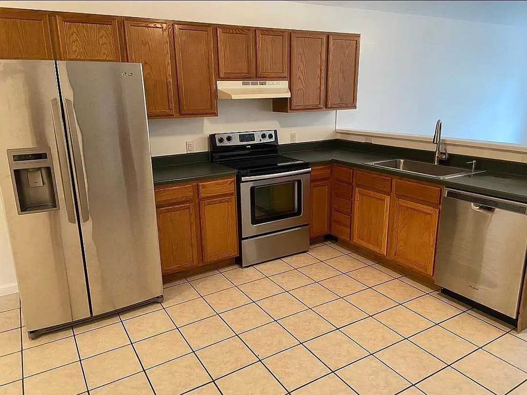 1410 Maple Ave — Photo 3