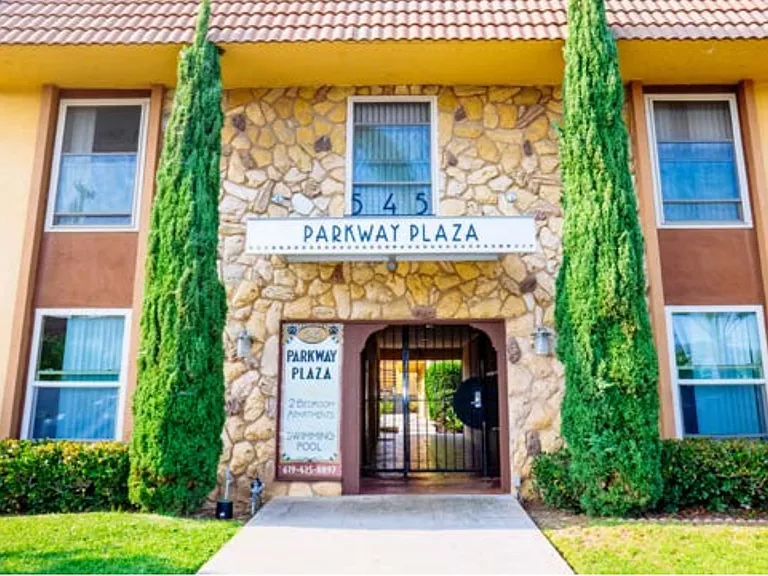 Parkway Plaza Apartments — Photo 1