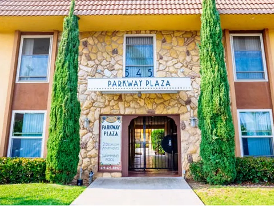 Parkway Plaza Apartments