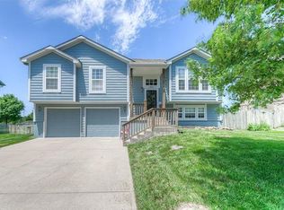 956 E Cottage Creek Dr, Gardner, KS 66030