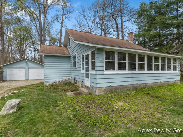 2130 Lakeshore Dr, Fennville, MI 49408