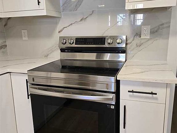 4th image of 15571 Victoria Ave