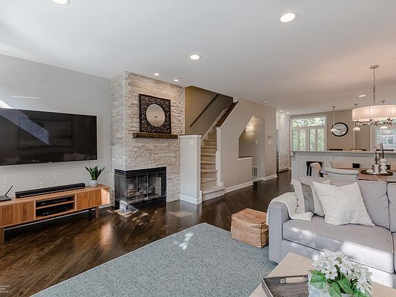4th image of 2728 N Janssen Ave #B