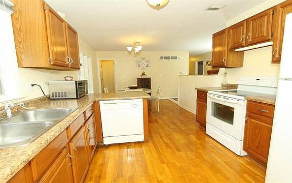 5th image of 929 Bryn Mawr Ave