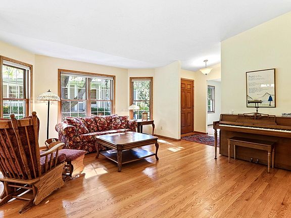 5th image of 821 Ivy Ln