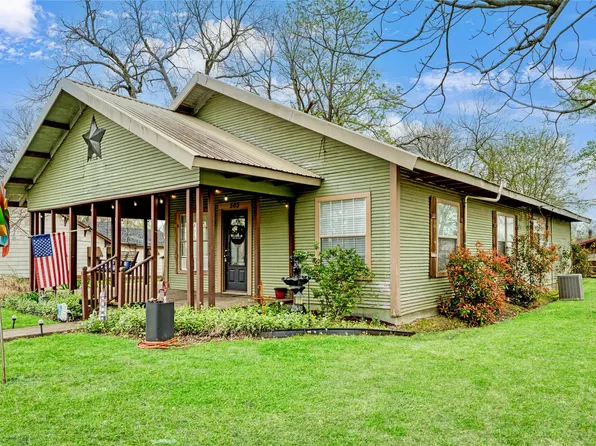 565 Monroe St, Deport, TX 75435