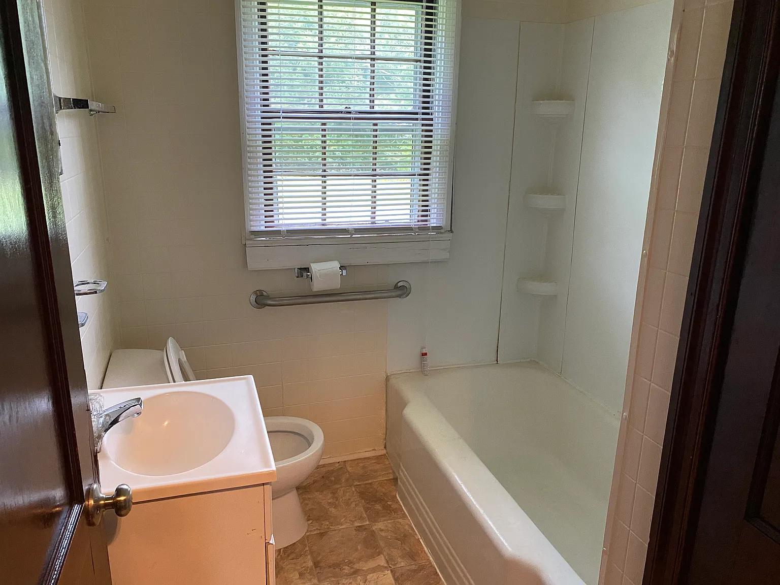 3 bed, 1.5 bath, 1186 sqft, $1,900 — Photo 2