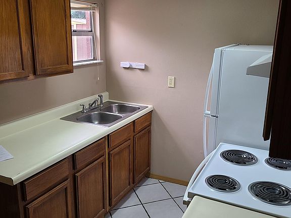 3rd image of 1345 Lake Dr #B