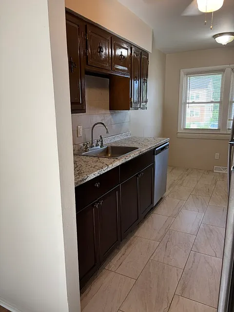 2 bed, 1.5 bath, 2160 sqft, $1,700 — Photo 4