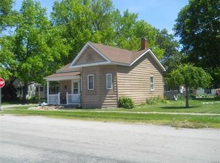 890 11th St, Carlyle, IL 62231