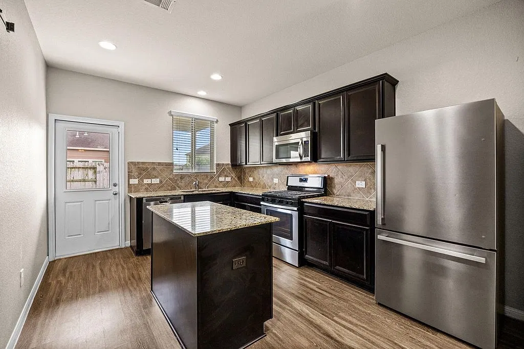 3 bed, 1450 sqft, $2,200 — Photo 3