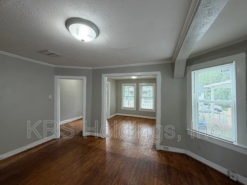 3 bed, 1.5 bath, 1421 sqft, $1,600 — Photo 2