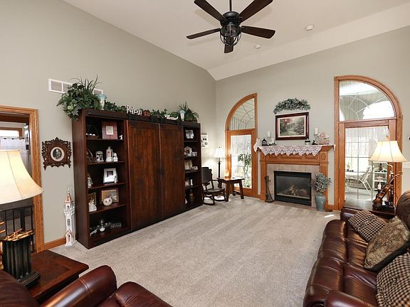 4th image of 49 Woodlake Trl