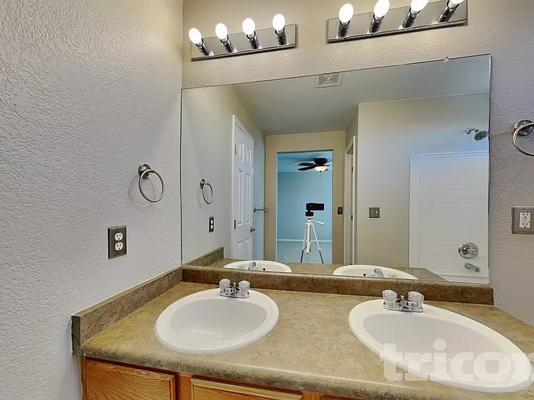 214 Straw Ct — Photo 7