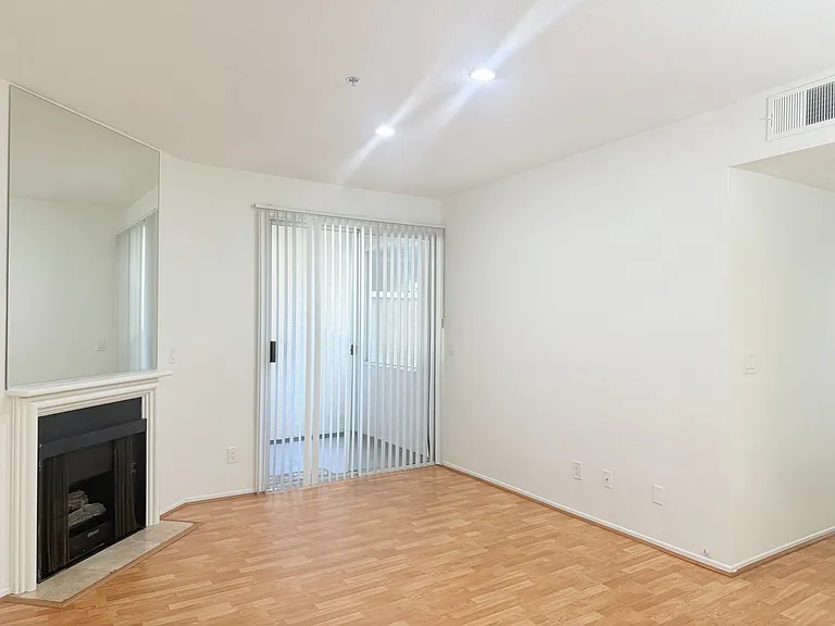 8715 Burton Way - Urban Feel Charming 2 bed 2 bath — Photo 33