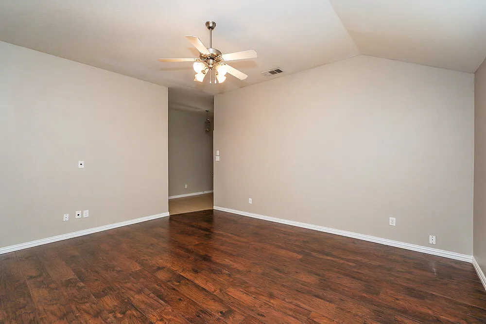 4 bed, 2.0 bath, 1634 sqft, $2,010 — Photo 3