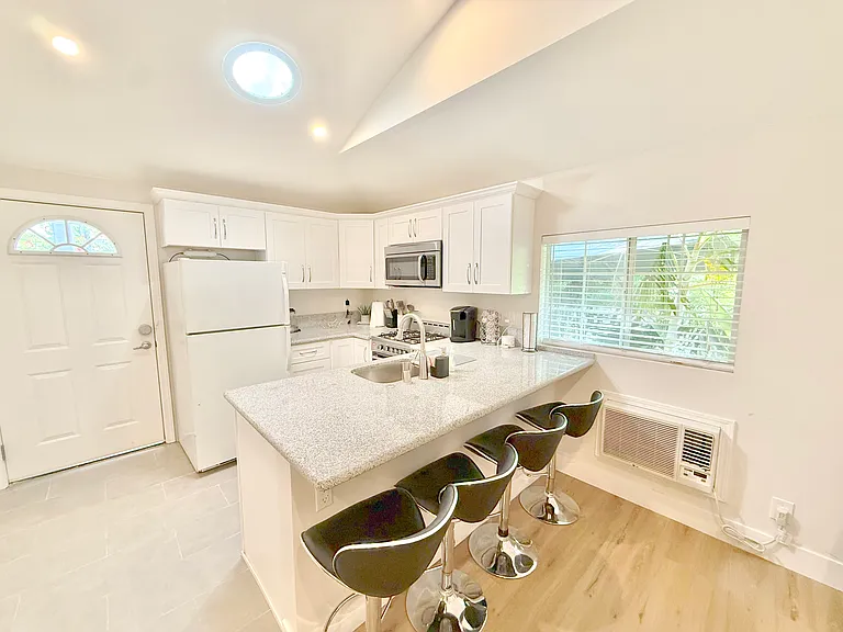 1340 Benedict Canyon Dr — Photo 5
