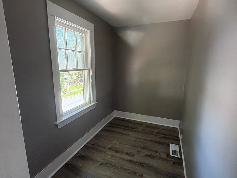 340 Carter St — Photo 3