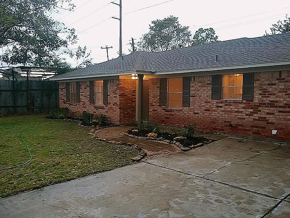 2nd image of 305 Twin Oaks St