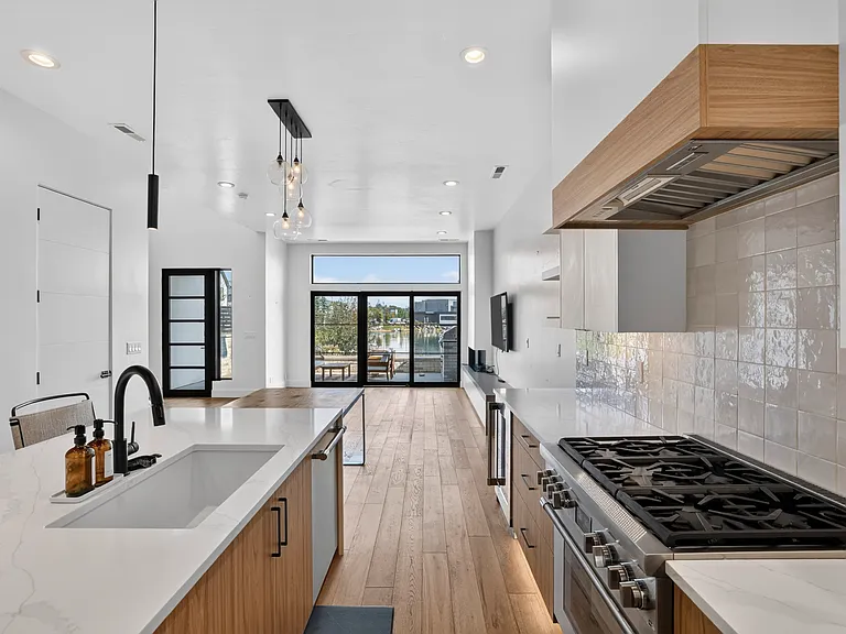 2100 E Island Cove Ln — Photo 4