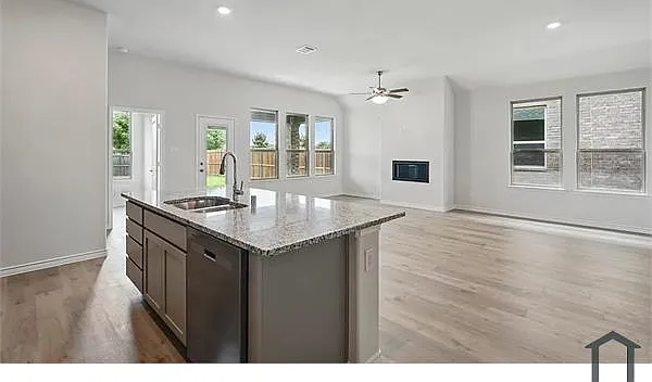4 bed, 2065 sqft, $3,573 — Photo 4