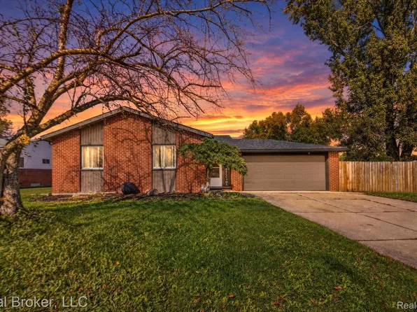 35208 Michelle Dr, Romulus, MI 48174
