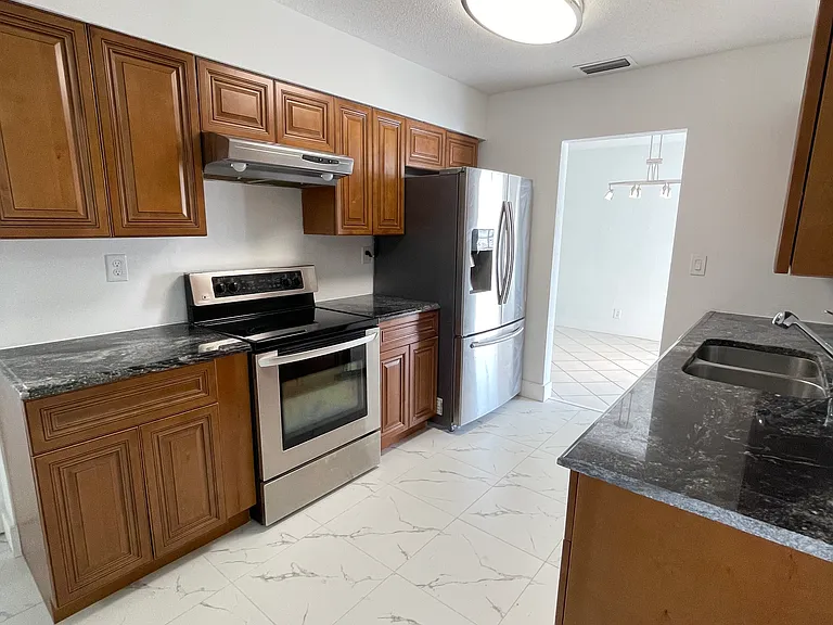 7200 NW 77th St — Photo 22