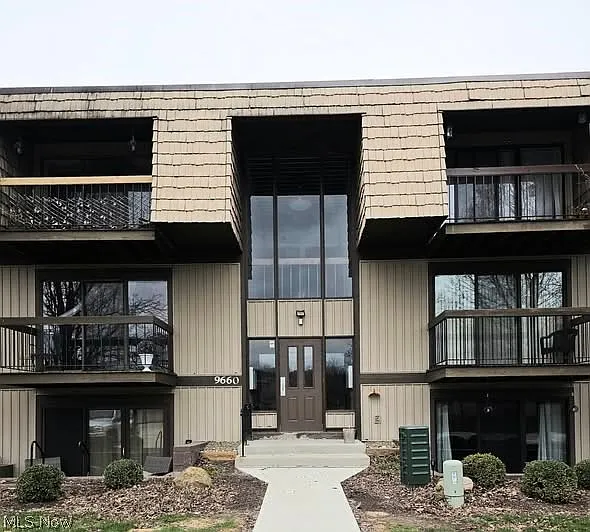 9660 Cove Dr Unit F16 photo 1