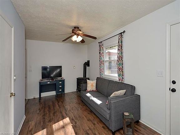5th image of 421 Blooming Laurel Dr