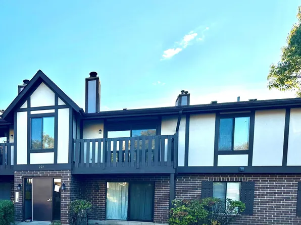 221 Uteg St APT G, Crystal Lake, IL 60014