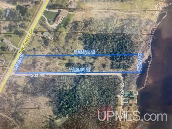 1226 N Lake Shore Dr, Gladstone, MI 49837