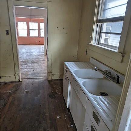 5th image of 3858 Leybourn Ave