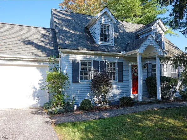 118 Burlington Oval Dr, Chardon, OH 44024