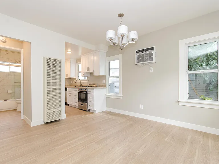 200-206 W Maple St #H — Photo 3