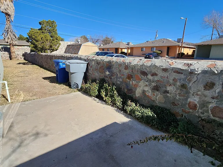 431 W Redd Rd — Photo 3