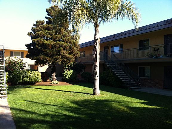 3rd image of 835 E 18th St APT 15