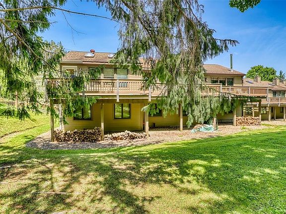 3rd image of 10 Creekside Vlg
