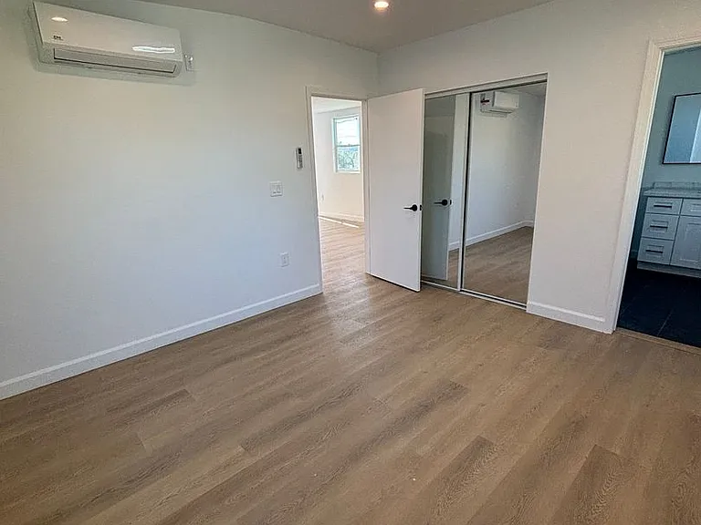 2280 S Barrington Ave — Photo 14