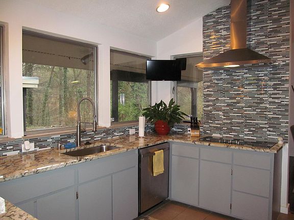 3rd image of 3207 Montlake Dr