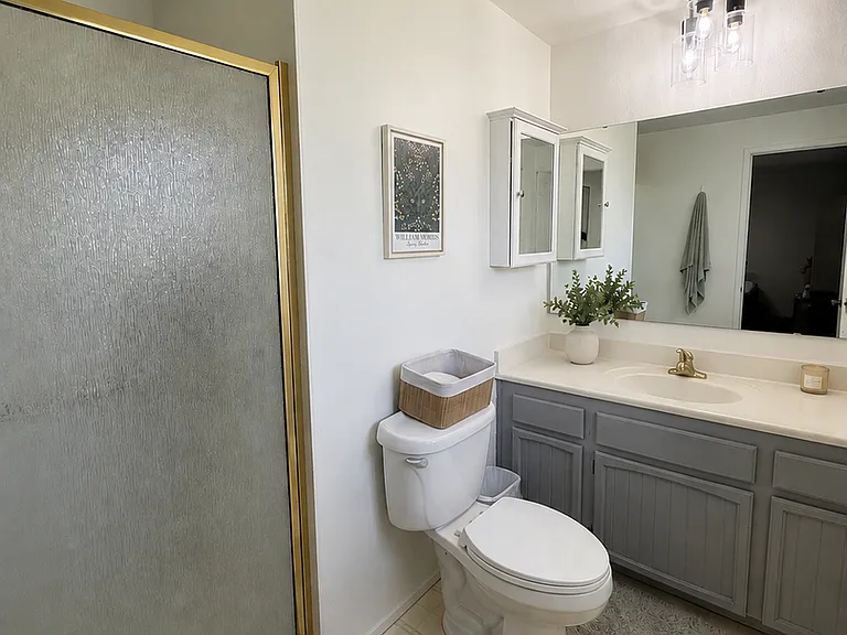 704 W 45th Pl — Photo 13