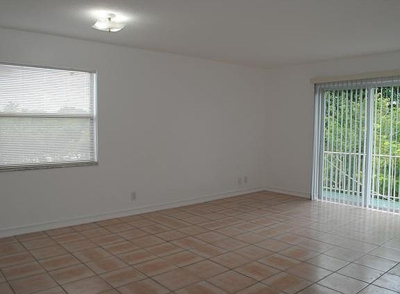 5th image of 9203 NW 38th Dr APT 8