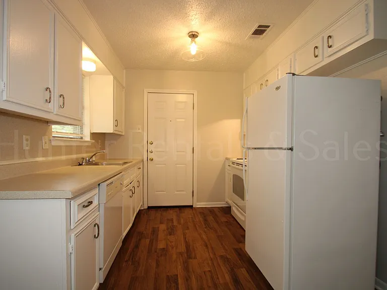 1905 Sherman Dr — Photo 7